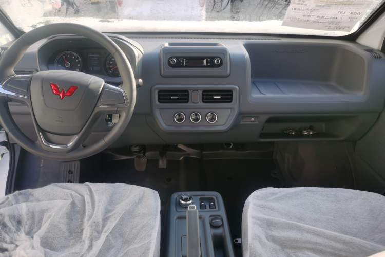 Used Wuling Yangguang 2025 Model 400km Bus Edition—Comfort Edition Center Console