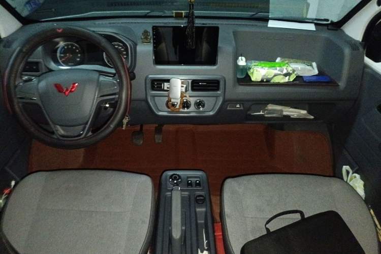 Used Wuling Yangguang 2025 Model 400km Bus Edition—Comfort Edition Center Console