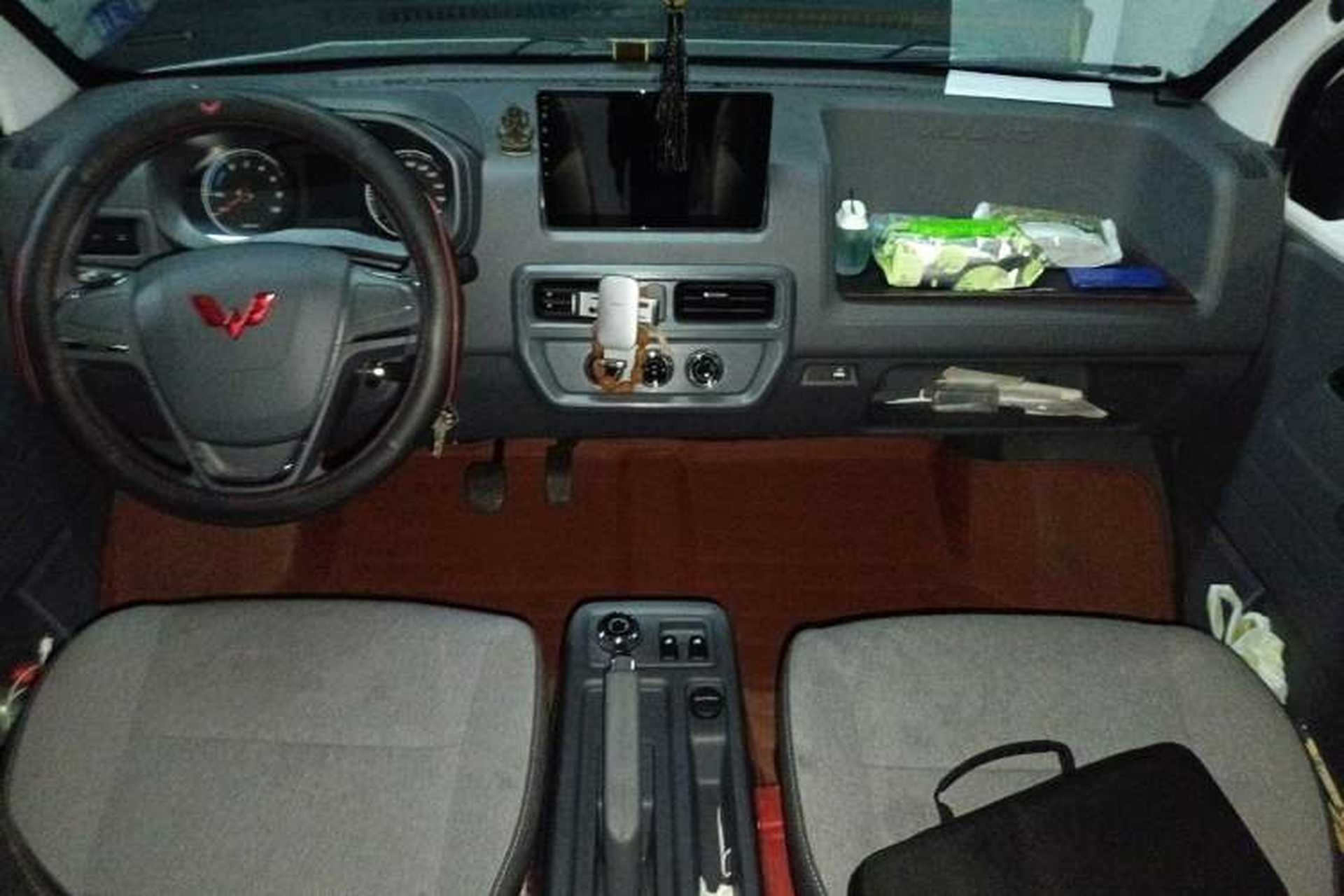 Used Wuling Yangguang 2025 Model 400km Bus Edition—Comfort Edition Center Console