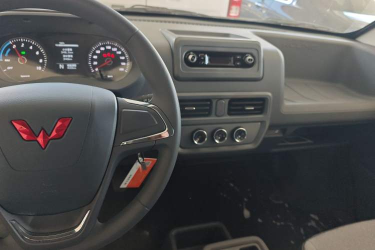 Used Wuling Yangguang 2025 Model 400km Bus Edition—Comfort Edition Center Console