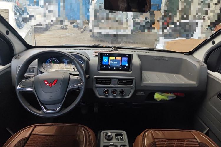 Used Wuling Yangguang 2025 Model 400km Bus Edition—Comfort Edition Center Console