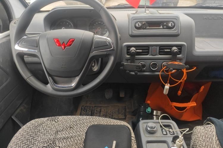 Used Wuling Yangguang 2025 Model 310KM Bus Edition—Customized by CATL Center Console