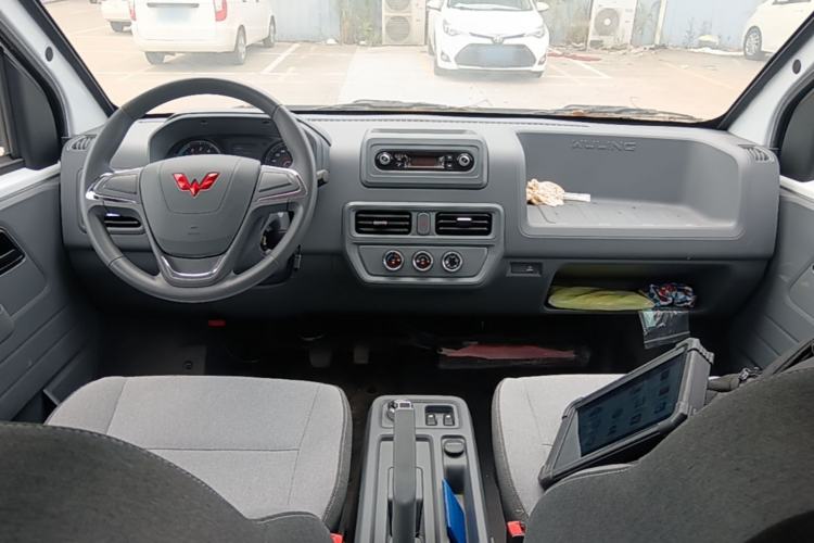 Used Wuling Yangguang 2025 Model 400km Bus Edition—Comfort Edition Center Console