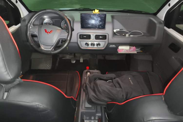 Used Wuling Yangguang 2025 Model 400km Bus Edition—Comfort Edition Center Console