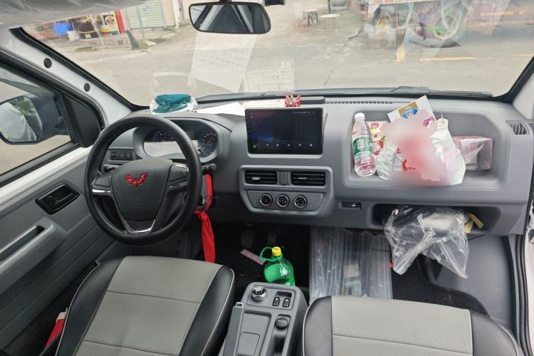 Used Wuling Yangguang 2025 Model 400km Bus Edition—Comfort Edition Center Console