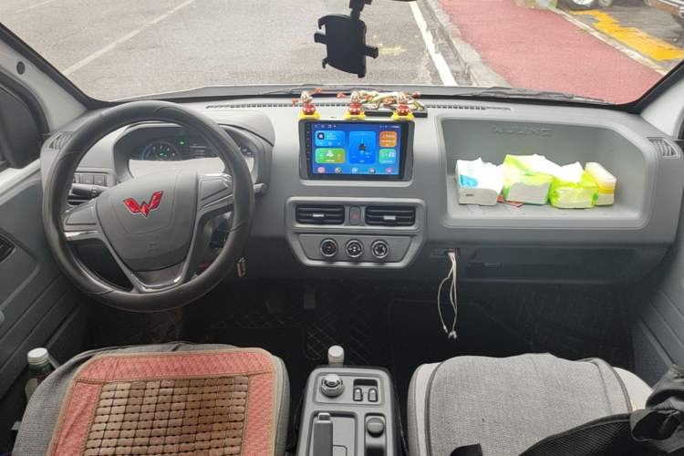 Used Wuling Yangguang 2025 Model 400km Bus Edition—Comfort Edition Center Console