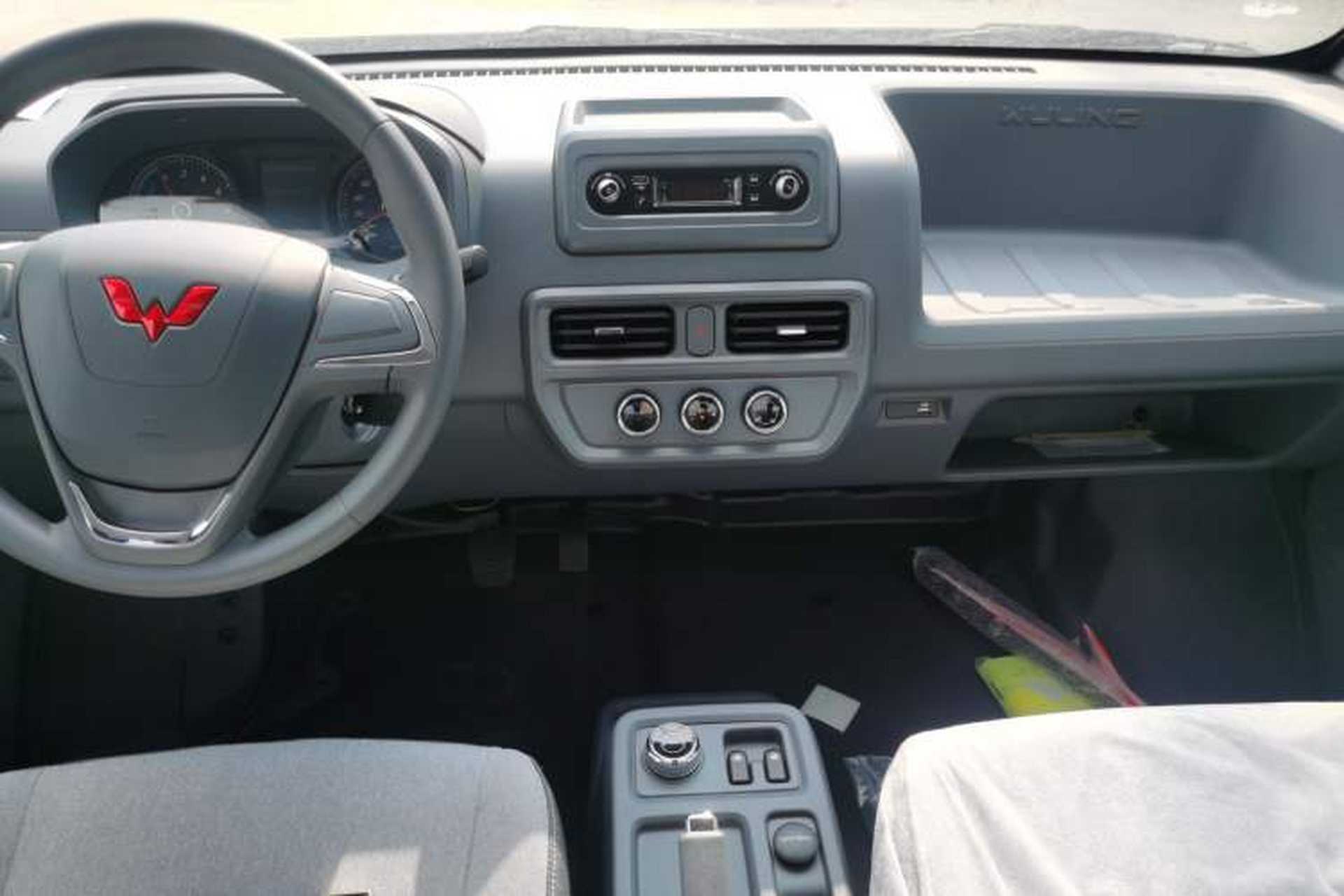 Used Wuling Yangguang 2025 Model 400km Bus Edition—Comfort Edition Center Console