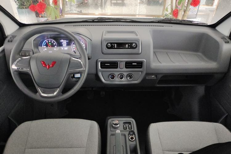 Used Wuling Yangguang 2025 Model 400km Bus Edition—Comfort Edition Center Console