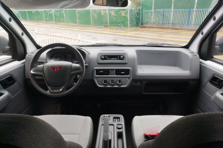 Used Wuling Yangguang 2025 Model 400km Bus Edition—Comfort Edition Center Console