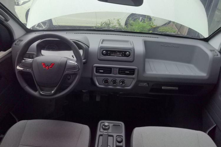 Used Wuling Yangguang 2025 Model 400km Bus Edition—Comfort Edition Center Console