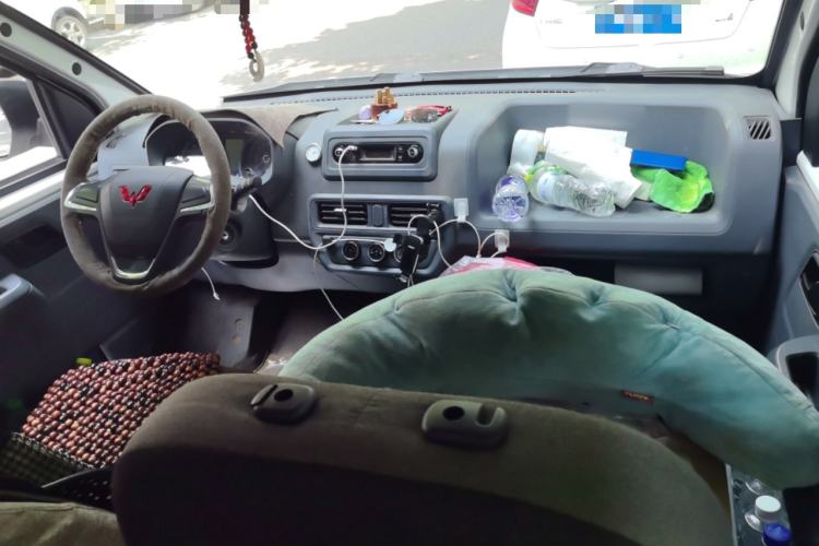 Used Wuling Yangguang 2025 Model 400km Bus Edition—Comfort Edition Center Console