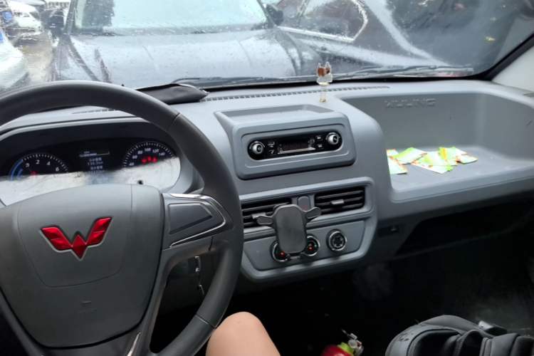 Used Wuling Yangguang 2025 Model 400km Bus Edition—Comfort Edition Center Console