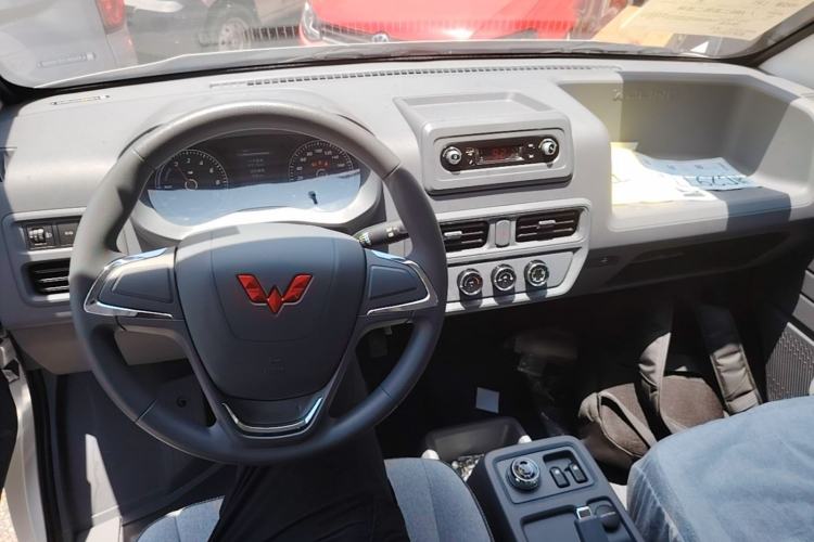 Used Wuling Yangguang 2025 Model 400km Bus Edition—Comfort Edition Center Console