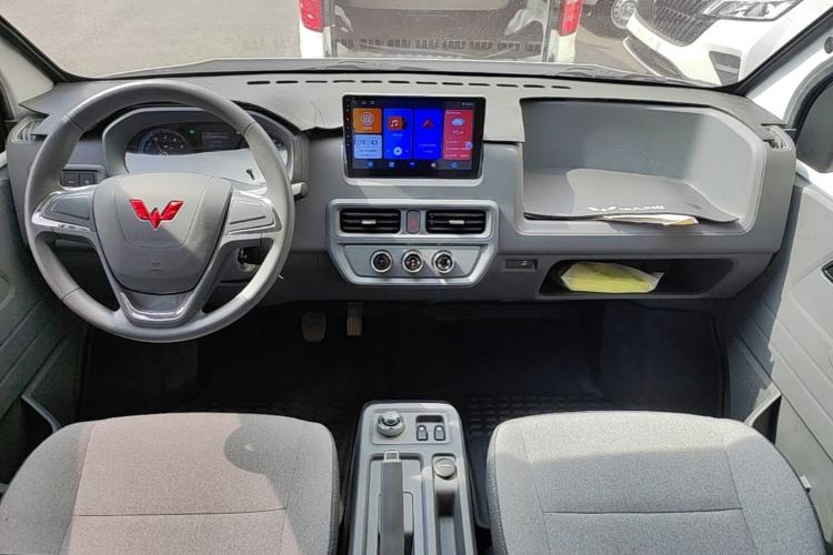 Used Wuling Yangguang 2025 Model 400km Bus Edition—Comfort Edition Center Console