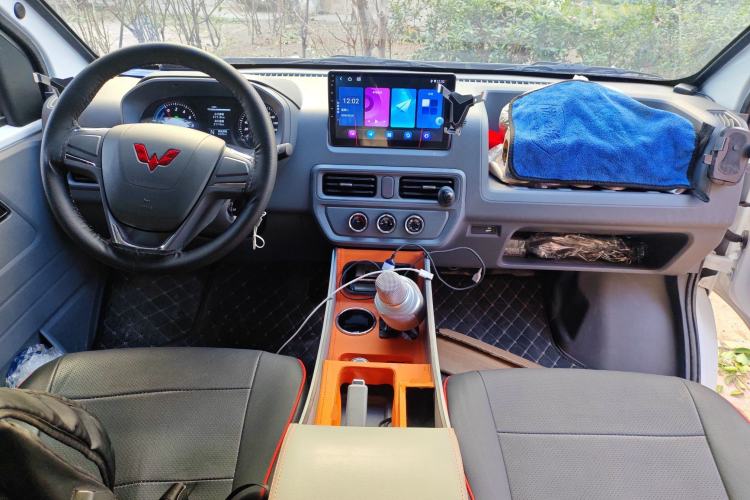 Used Wuling Yangguang 2025 Model 400km Bus Edition—Comfort Edition Center Console
