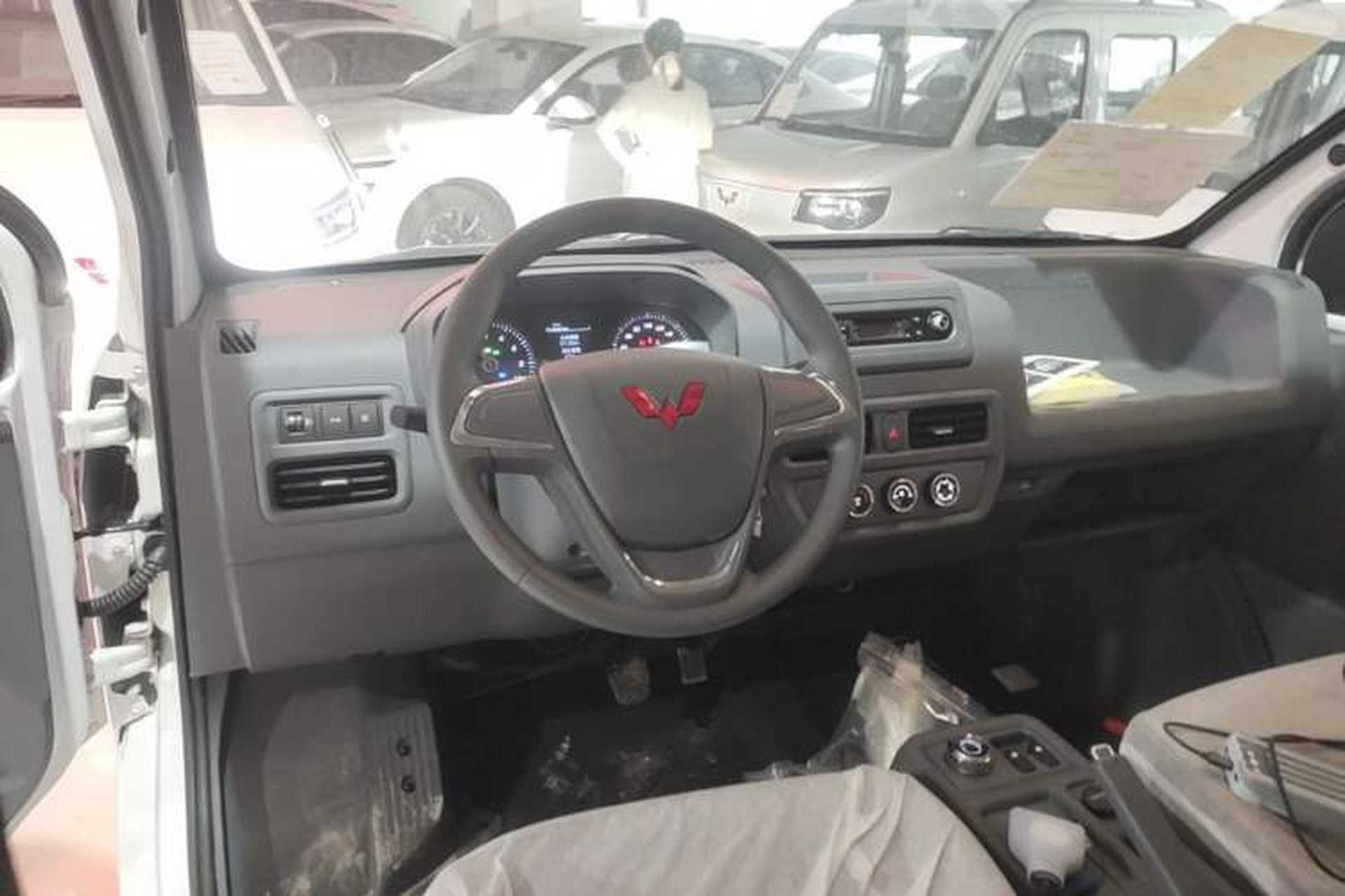 Used Wuling Yangguang 2025 Model 400km Bus Edition—Comfort Edition Center Console