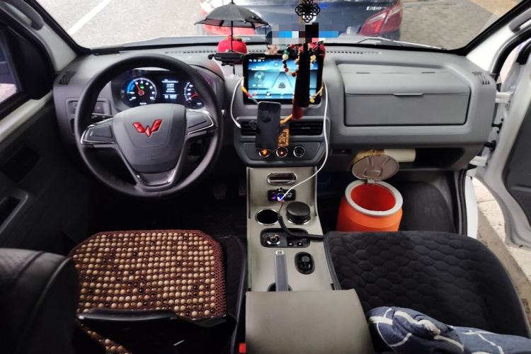 Used Wuling Yangguang 2025 Model 400km Bus Edition—Comfort Edition Center Console