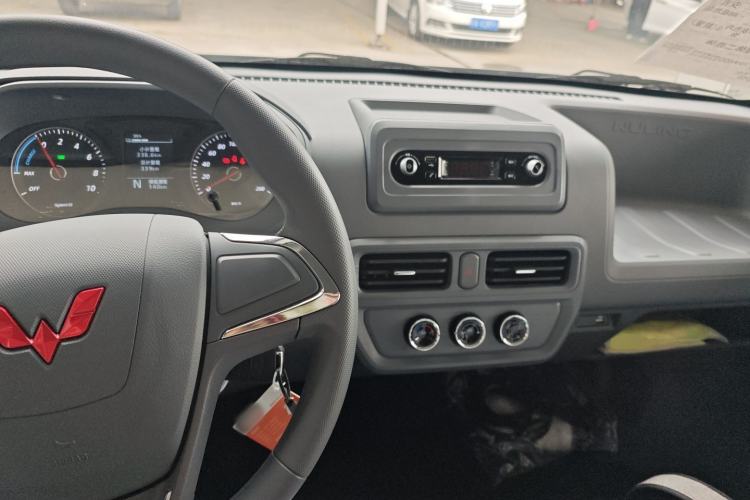 Used Wuling Yangguang 2025 Model 400km Bus Edition—Comfort Edition Center Console