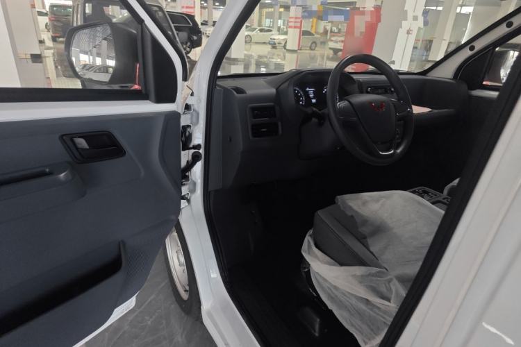 Used Wuling Yangguang 2025 Model 310KM Bus Edition—Customized by CATL Driver Seat