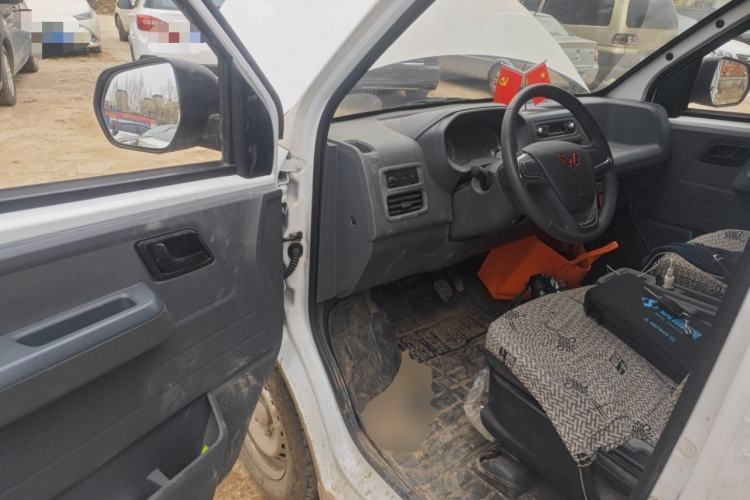 Used Wuling Yangguang 2025 Model 310KM Bus Edition—Customized by CATL Driver Seat