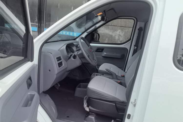 Used Wuling Yangguang 2025 Model 400km Bus Edition—Comfort Edition Driver Seat