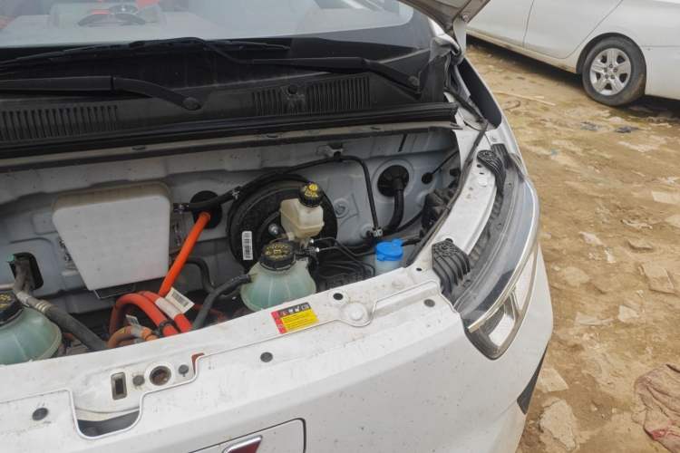 Used Wuling Yangguang 2025 Model 310KM Bus Edition—Customized by CATL Engine Bay Left