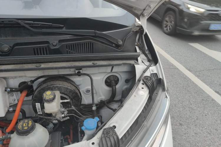 Used Wuling Yangguang 2025 Model 400km Bus Edition—Comfort Edition Engine Bay Left