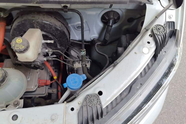 Used Wuling Yangguang 2025 Model 400km Bus Edition—Comfort Edition Engine Bay Left