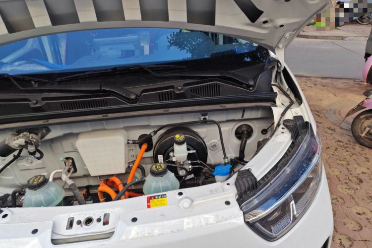 Used Wuling Yangguang 2025 Model 400km Bus Edition—Comfort Edition Engine Bay Left