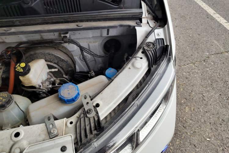 Used Wuling Yangguang 2025 Model 400km Bus Edition—Comfort Edition Engine Bay Left
