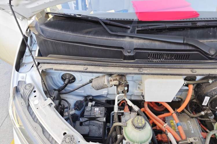 Used Wuling Yangguang 2025 Model 400km Bus Edition—Comfort Edition Engine Bay Right