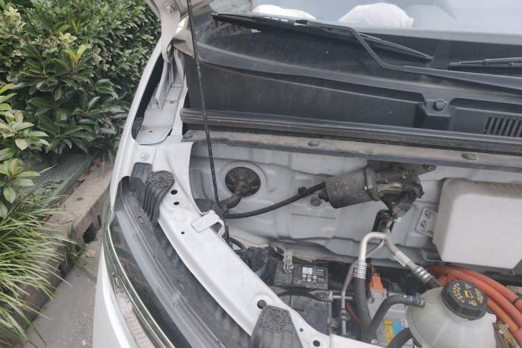 Used Wuling Yangguang 2025 Model 400km Bus Edition—Comfort Edition Engine Bay Right