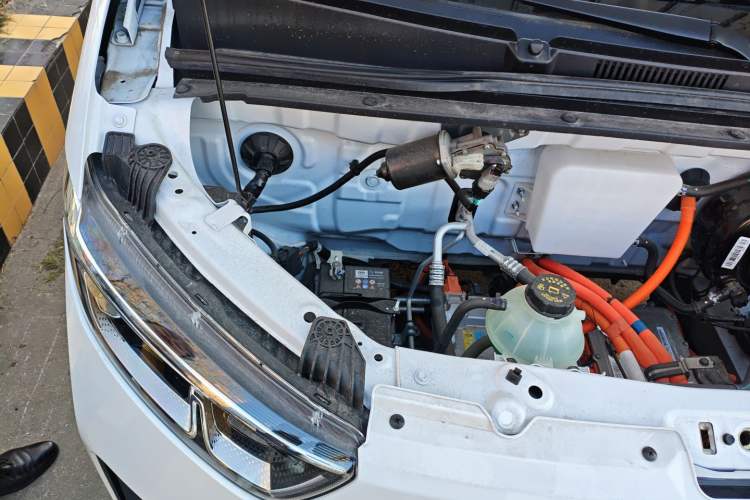 Used Wuling Yangguang 2025 Model 400km Bus Edition—Comfort Edition Engine Bay Right