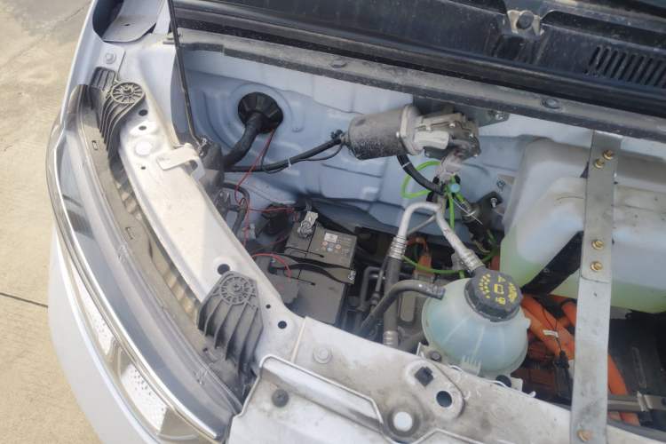Used Wuling Yangguang 2025 Model 400km Bus Edition—Comfort Edition Engine Bay Right