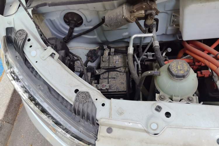 Used Wuling Yangguang 2025 Model 400km Bus Edition—Comfort Edition Engine Bay Right