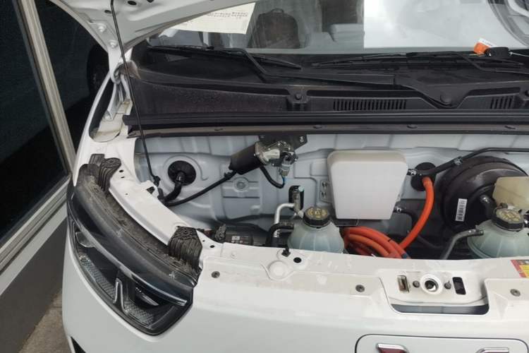 Used Wuling Yangguang 2025 Model 400km Bus Edition—Comfort Edition Engine Bay Right