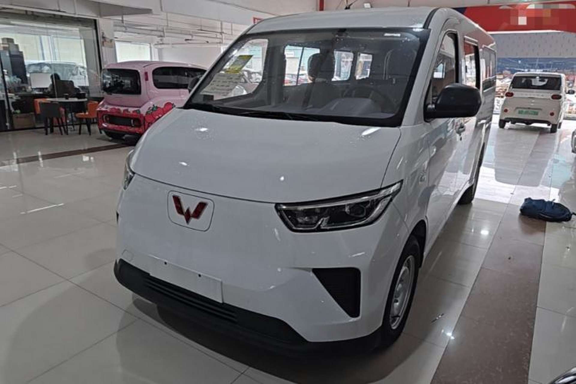 Used Wuling Yangguang 2025 Model 310KM Bus Edition—Customized by CATL Front Left 45 Deg
