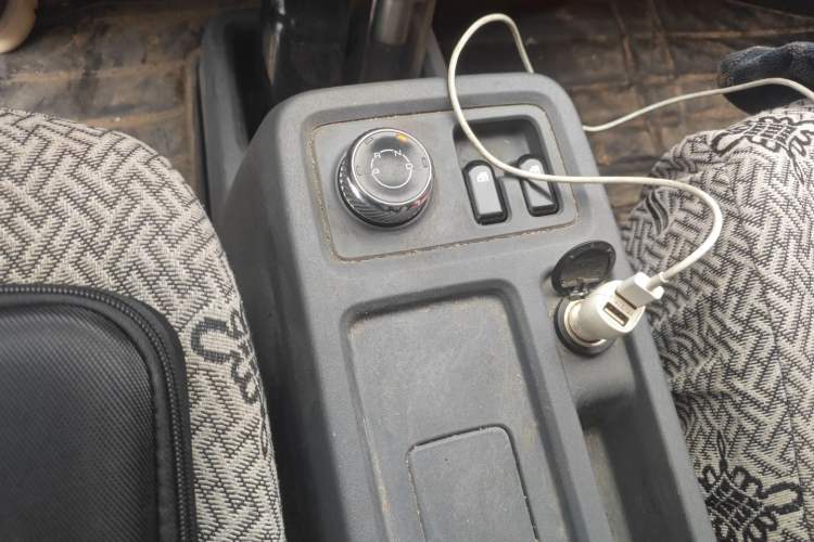 Used Wuling Yangguang 2025 Model 310KM Bus Edition—Customized by CATL Gear Lever