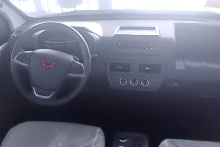 Used Wuling Yangguang 2025 Model 400km Bus Edition—Comfort Edition Interior 1