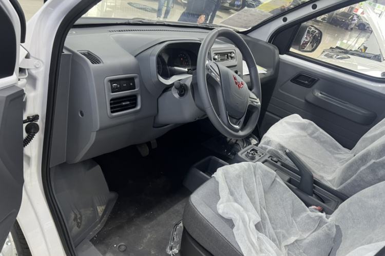 Used Wuling Yangguang 2025 Model 400km Bus Edition—Comfort Edition Interior 1