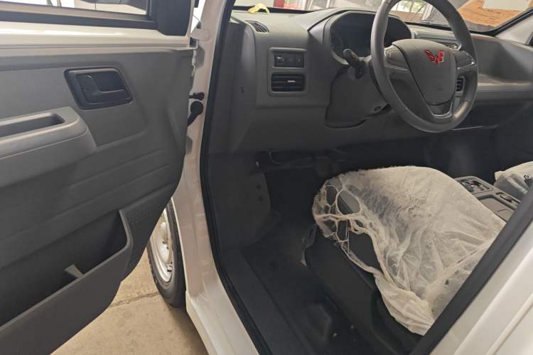 Used Wuling Yangguang 2025 Model 400km Bus Edition—Comfort Edition Interior 2