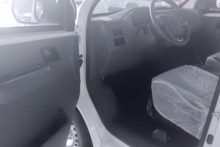 Used Wuling Yangguang 2025 Model 400km Bus Edition—Comfort Edition Interior 3