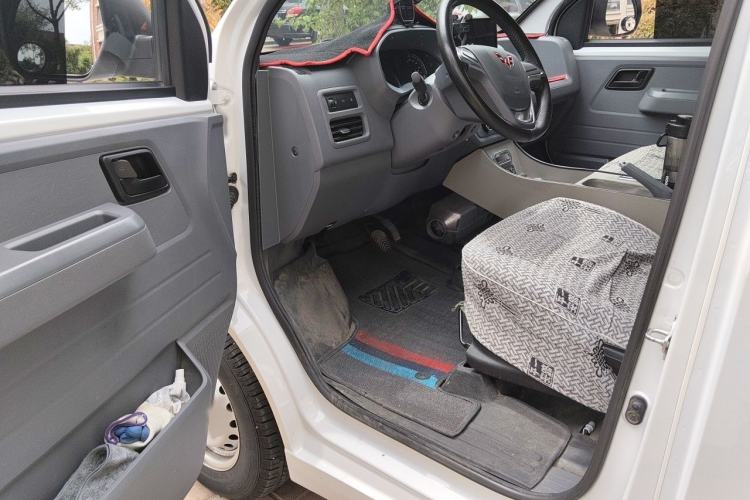Used Wuling Yangguang 2025 Model 400km Bus Edition—Comfort Edition Interior 3
