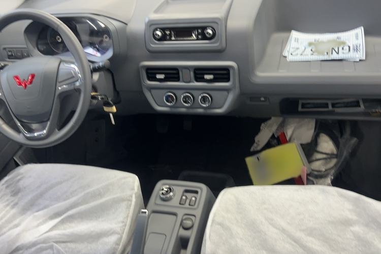 Used Wuling Yangguang 2025 Model 400km Bus Edition—Comfort Edition Interior 5
