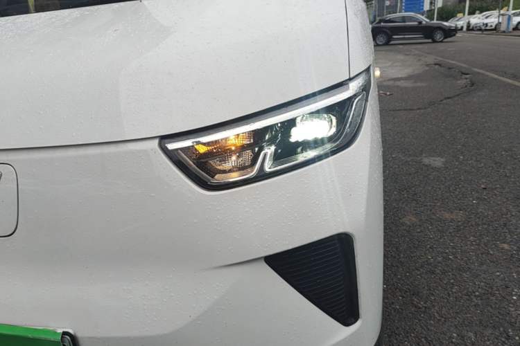 Used Wuling Yangguang 2025 Model 400km Bus Edition—Comfort Edition Left Front Headlight
