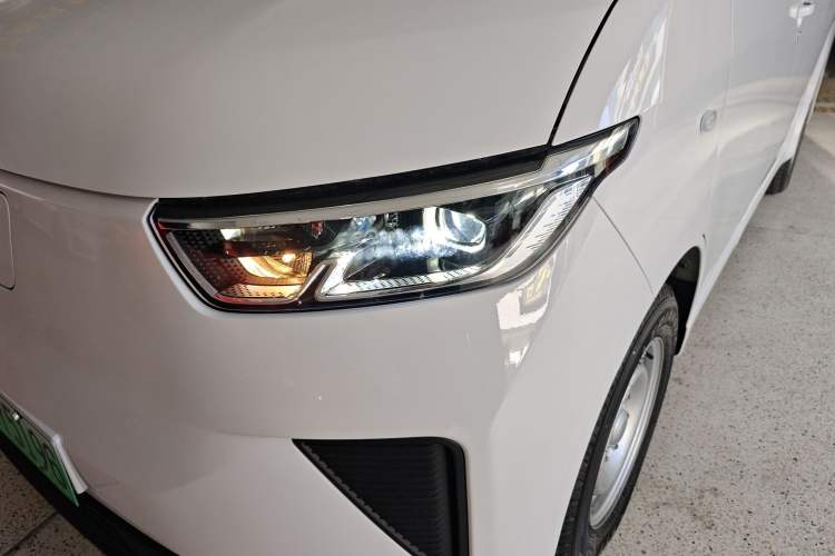 Used Wuling Yangguang 2025 Model 400km Bus Edition—Comfort Edition Left Front Headlight