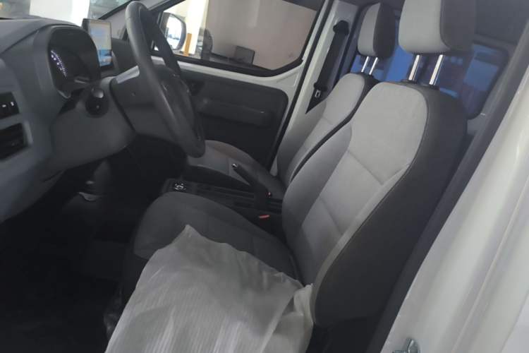 Used Wuling Yangguang 2025 Model 400km Bus Edition—Comfort Edition Left Front Seat