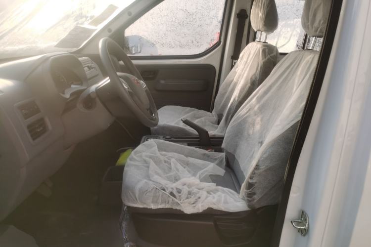 Used Wuling Yangguang 2025 Model 400km Bus Edition—Comfort Edition Left Front Seat