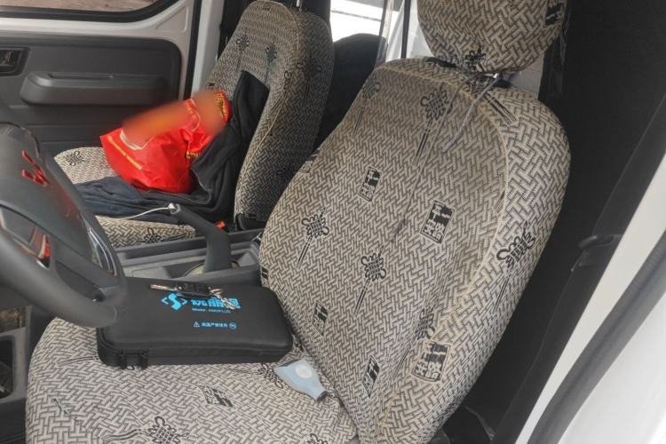 Used Wuling Yangguang 2025 Model 310KM Bus Edition—Customized by CATL Left Front Seat