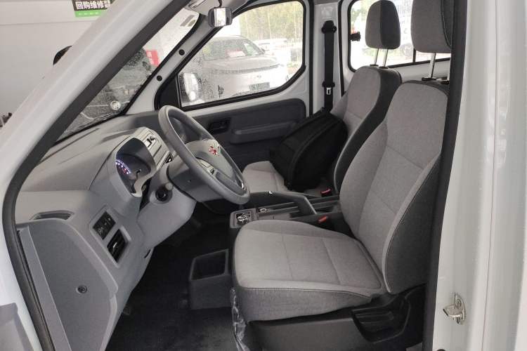 Used Wuling Yangguang 2025 Model 400km Bus Edition—Comfort Edition Left Front Seat